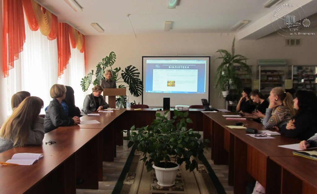 круглий стіл 23